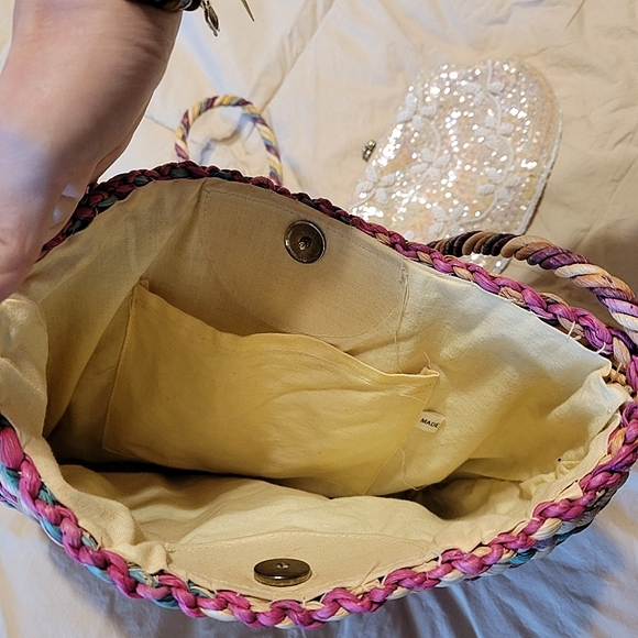 Lot of two purses: 1 beaded white clutch and 1 multicolored beach bag with strap - Picture 13 of 16
